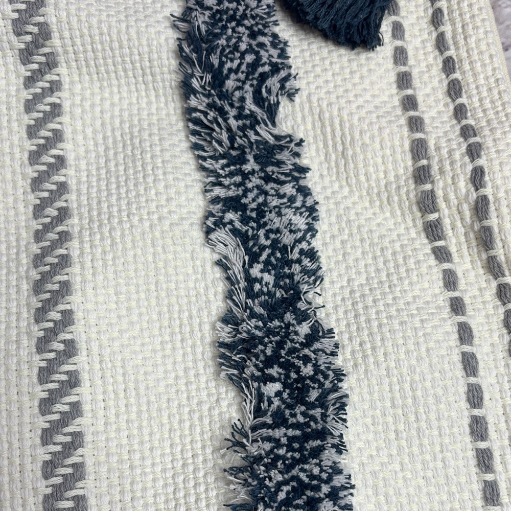 NWOT White and Blue Tassel Accent Pillow Cover. Size Medium - Picture 5 of 6